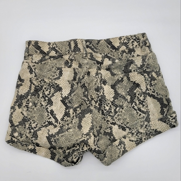 H&M Snakeskin Sexy Stretch Short Shorts Sz 6 - Picture 2 of 7